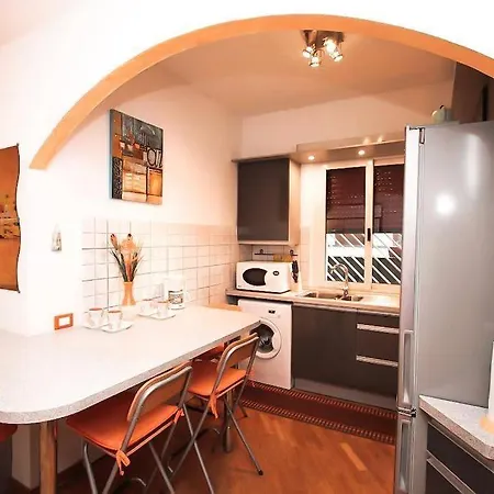 Petite In * רומא