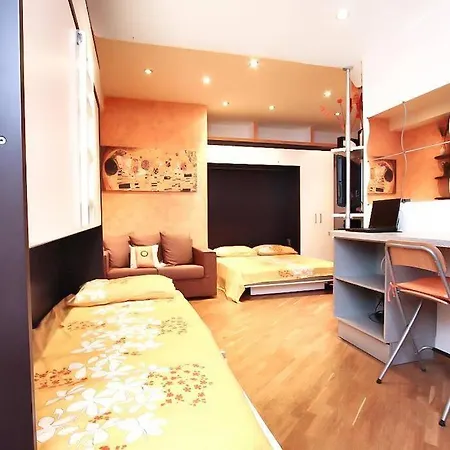 Petite In * רומא